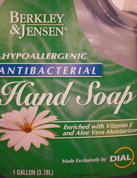 Berkley Jensen Hypoallergenic Antibacterial Hand Soap SoapEnriched with Vitamin E and Aloe Vera Moisturizers 포장