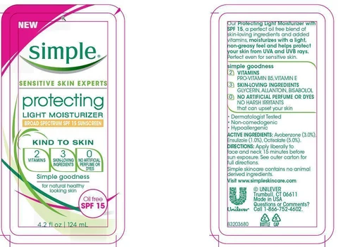 SimpleProtecting Light Moisturizer SPF 15 포장